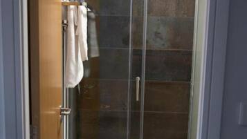 Standard-Doppelzimmer, 1 Doppelbett | Badezimmer | Dusche, kostenlose Toilettenartikel, Haartrockner, Handtücher