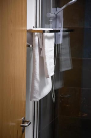 Dobbeltrom – standard, 1 dobbeltseng | Bad | Dusj, toalettartikler (inkludert), hårføner og håndklær