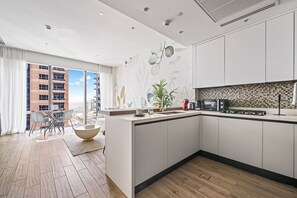 Réfrigérateur, four à micro-ondes, un four, surface de cuisson