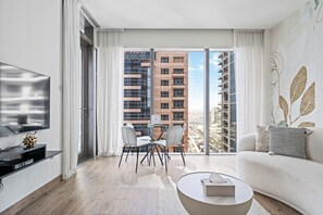 TV - Desert Living I Dubai Marina (Dubai)