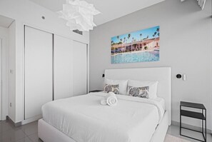 2 habitaciones, escritorio, tabla de planchar con plancha y wifi gratis 