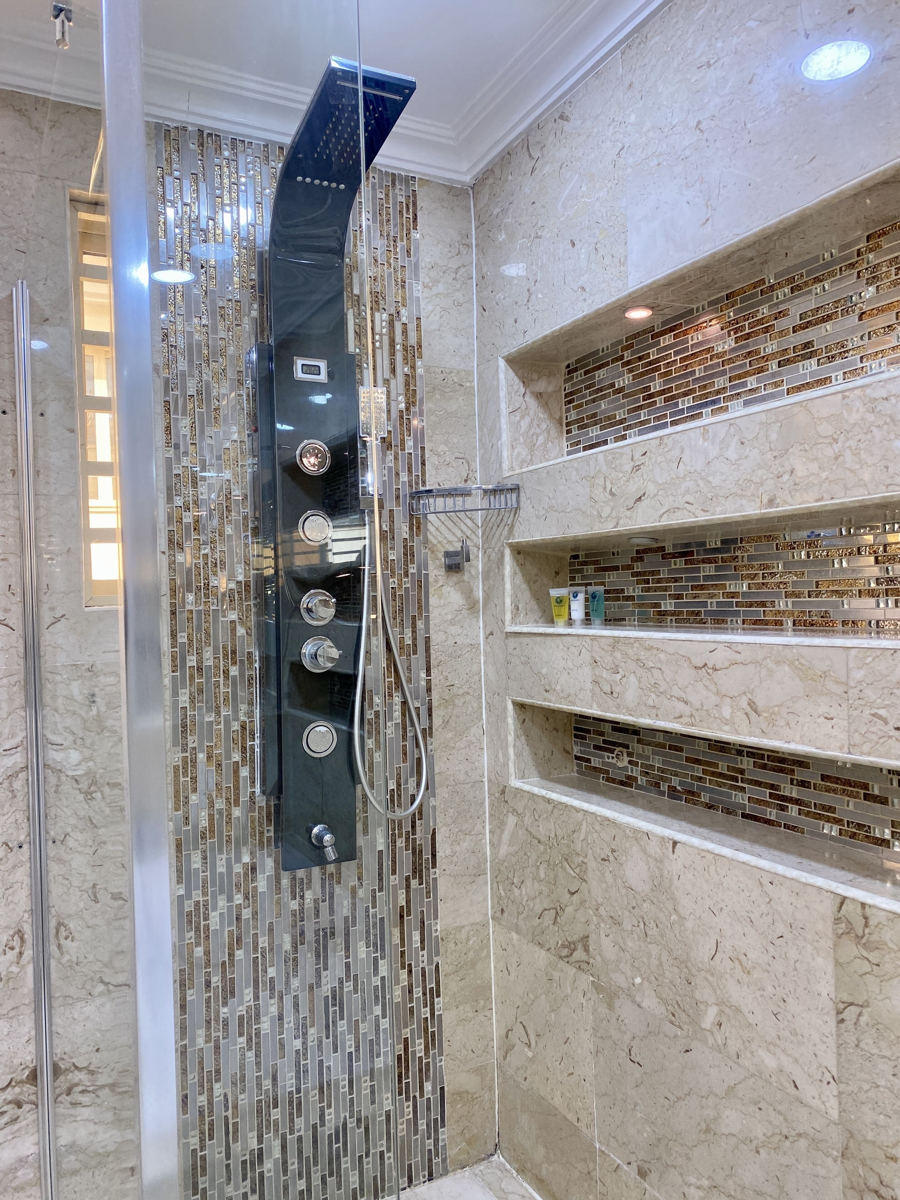Appartement Premium | Salle de bain | Baignoire à jets, douche à « effet pluie »