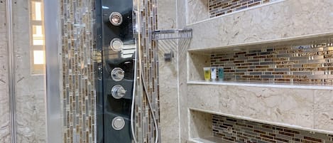 Appartement Premium | Salle de bain | Baignoire à jets, douche à « effet pluie »