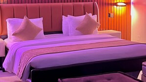 Premium Apartment | Egyptian cotton sheets, premium bedding, memory-foam beds, desk - Glovis Luxury Apartments (Abuja)
