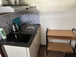 Departamento | Cocina privada | Refrigerador, microondas, parrilla de estufa y tetera eléctrica 