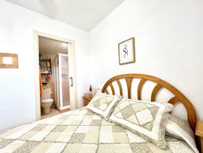 1 habitación, tabla de planchar con plancha y ropa de cama 