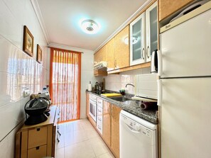 Réfrigérateur, four à micro-ondes, un four, surface de cuisson