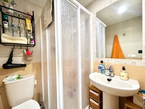 Een douche, een haardroger, handdoeken