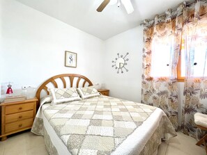 1 slaapkamer, een strijkplank/strijkijzer, beddengoed