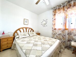 2 soverom, strykejern/-brett og sengetøy