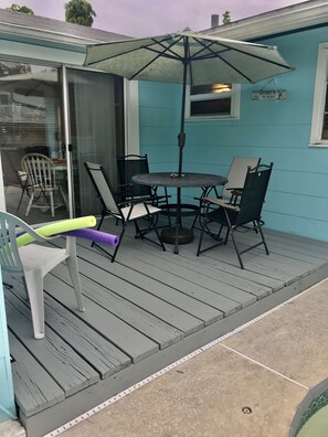 Outdoor dining - Getaway to the Gulf! (Gulfport)