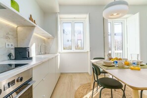 Ovn, kokeplater, oppvaskmaskin og kaffetrakter/tekoker