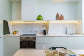 Horno, parrilla de estufa, lavavajillas y cafetera y tetera 