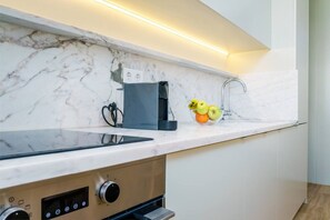 Horno, parrilla de estufa, lavavajillas y cafetera y tetera 