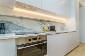 Køleskab, ovn, kogeplade, opvaskemaskine