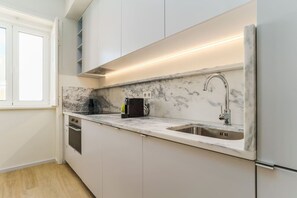 Fridge, oven, stovetop, dishwasher - Modern & Cozy Faro Mercado Apt 11 by Lisbeyond (Faro)