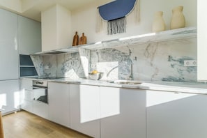 Ofen, Herdplatte, Geschirrspüler, Wasserkocher mit Kaffee-/Teezubehör