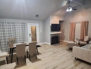 Smart TV, fireplace - Modern 2BR Near Central Austin (Austin)