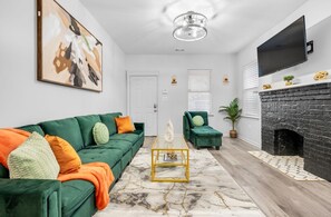 Smart-TV, Kamin, Bücher, Arbeitsbereiche