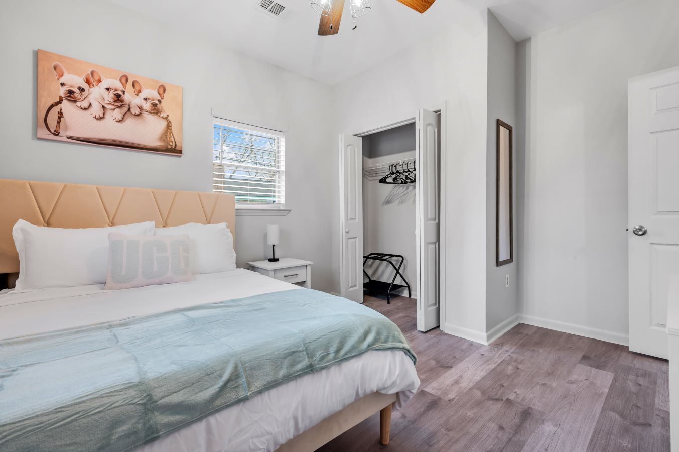 3 多间卧室、客房内保险箱、办公桌、熨斗/熨衣板