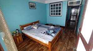 2 quartos, cofres nos quartos, escrivaninha, berço de viagem