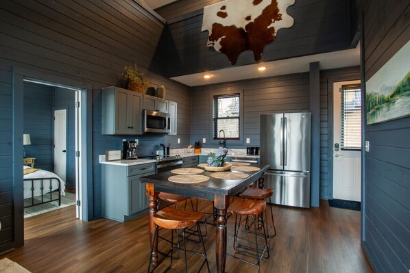 Een koelkast, een microgolfoven, een oven, een kookplaat