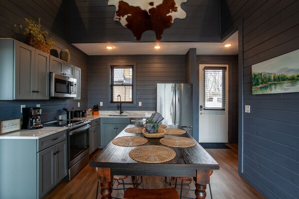 Køleskab, mikrobølgeovn, ovn, kogeplade