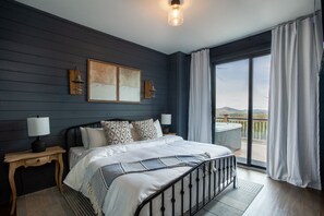 2 makuuhuonetta, työpöytä, silitysrauta/-lauta, ilmainen Wi-Fi