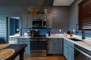 Køleskab, mikrobølgeovn, ovn, kogeplade