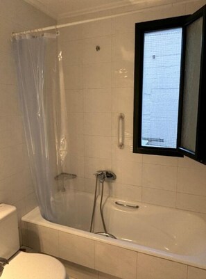 Serviettes fournies, savon, papier toilette