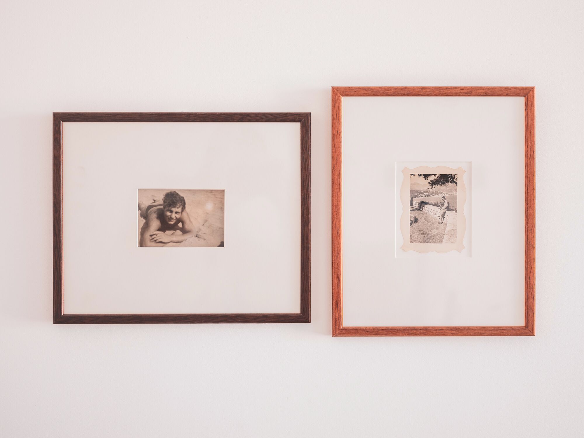 Dos fotografías enmarcadas en una pared.
