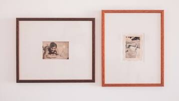 Dos fotografías enmarcadas en una pared.
