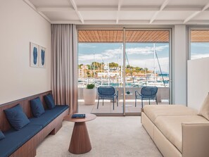 Deluxe-sviitti, parveke, merinäköala | 1 makuuhuone, ylelliset vuodevaatteet, tallelokero huoneessa, työpöytä