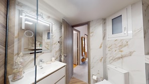 Douche, sĂšche-cheveux, serviettes fournies, savon