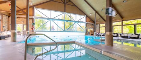 Kolam renang indoor dan kolam renang outdoor