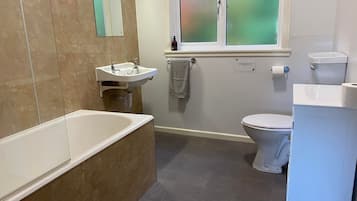Chalet | Bathroom | Combined shower/tub, deep soaking tub, free toiletries, hair dryer