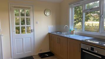 Chalet | Private kitchen | Fridge, microwave, oven, stovetop