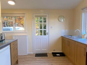 Private kitchen - Burnside Chalet on Reelig Estate (Inverness)