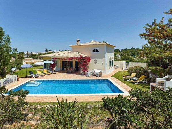 A house with a swimming pool, outdoor seating, and a garden. - Vista da Montanha - Three Bedroom Villa, Sleeps 6 (Carvoeiro)