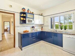 Kühlschrank, Mikrowelle, Geschirrspüler, Toaster