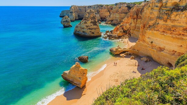 A coastal landscape with cliffs and clear blue waters. - Vista da Montanha - Three Bedroom Villa, Sleeps 6 (Carvoeiro)
