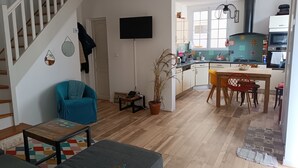 A modern living room with a staircase, a dining area, and a kitchen. - Maison de Ville Avec Terrasse de 30 m2, Proche des Transports en Commun et Paris (Pomponne)