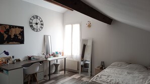 A bedroom with a bed, desk, chair, and a large mirror. - Maison de Ville Avec Terrasse de 30 m2, Proche des Transports en Commun et Paris (Pomponne)