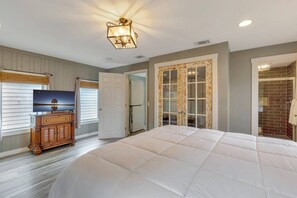 2 bedrooms, WiFi, bed sheets - The Blue Cottage - Close to Downtown & Bases! (Pensacola)