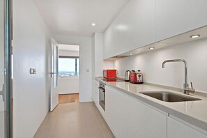 Frigorífic, microones, forn i placa de cuina