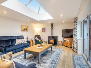 TV, fireplace - Walcot House Stables (Diss)