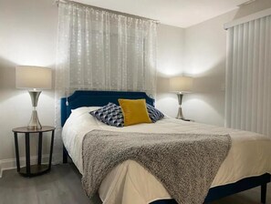 3 bedrooms, desk, iron/ironing board, travel cot - COLONY RETREAT.★★★★★ 6. NEAR BEACHES / PGA / DOWNTOWN / ROGER DEAN STADIUM (Palm Beach Gardens)