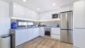 Een koelkast, een magnetron, een oven, een vaatwasser