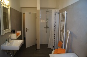 Hair dryer, towels, soap, toilet paper - Altstadthaus Cityappartements, Design Appartements in der Grazer Altstadt (Graz)