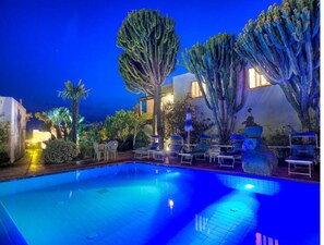 客房, 1 间卧室, 露台, 花园景观 | 泳池 | 室外游泳池